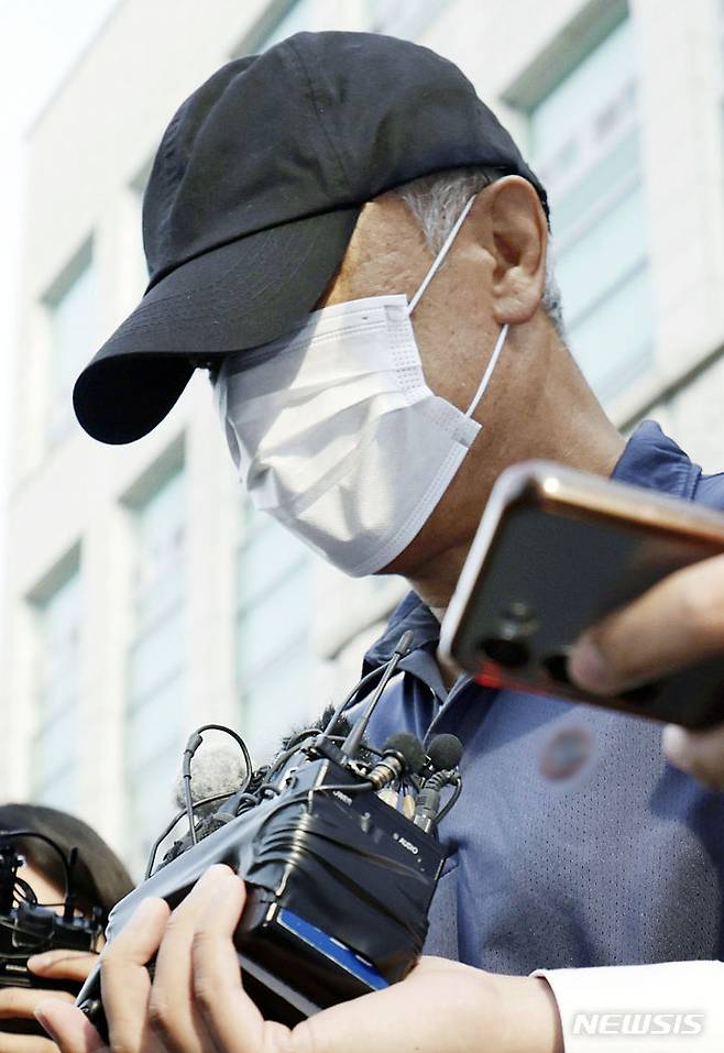 [서울=뉴시스] 최동준 기자 = 강남 오피스텔 모녀 살해 혐의로 구속된 박학선 씨가 7일 오전 서울 수서경찰서에서 검찰로 송치되고 있다. 2024.06.07. photocdj@newsis.com