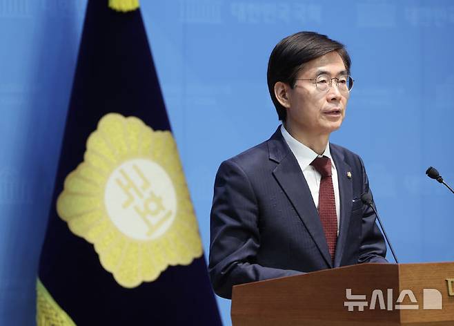 [서울=뉴시스] 김명년 기자 = 조경태 국민의힘 당대표 후보가 8일 오전 서울 여의도 국회 소통관에서 기자회견을 열고 김문수 후보에게 사퇴를 촉구하고 있다. 2025.08.08. kmn@newsis.com