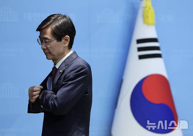 [서울=뉴시스] 김명년 기자 = 조경태 국민의힘 당대표 후보가 8일 오전 서울 여의도 국회 소통관에서 열고 김문수 후보 사퇴 촉구 기자회견을 마치고 이동하고 있다. 2025.08.08. kmn@newsis.com