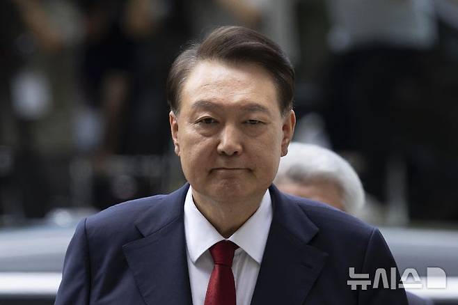 [서울=뉴시스] 사진공동취재단 = 윤석열 전 대통령이 9일 서울 서초구 서울중앙지방법원에서 열린 구속 전 피의자심문(영장실질심사)을 받기 위해 출석하고 있다. 2025.07.09. photo@newsis.com
