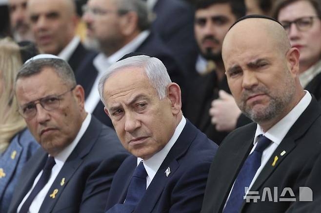 [예루살렘=AP/뉴시스] 베냐민 네타냐후 이스라엘 총리(가운데)가 지난 4월 29일(현지 시간) 예루살렘에서 열린 전몰장병 추모일 전야 기념식에 참석한 모습. 2025.08.08.