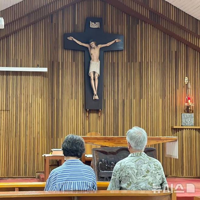 [서울=뉴시스] 기도하는 문재인 전 대통령 부부. (사진=페이스북)