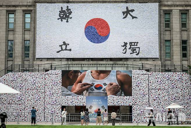 [서울=뉴시스] 정병혁 기자 = 8일 서울 중구 서울광장에 태극기 언덕이 조성되어 있다. 2025.08.08. jhope@newsis.com