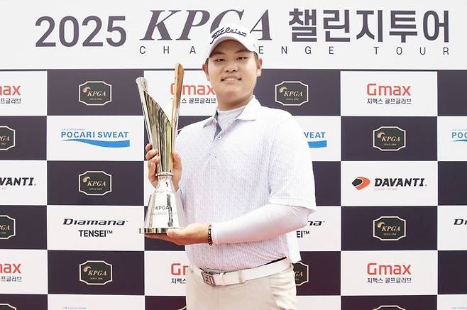 [서울=뉴시스] 한국프로골프(KPGA) 챌린지투어 15회 대회에서 우승한 정재현. (사진=KPGA 제공) *재판매 및 DB 금지