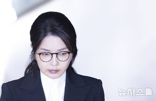 [서울=뉴시스] 김근수 기자 = 도이치모터스 주가조작 연루 의혹 등을 받는 김건희 여사가 지난 6일 서울 종로구 김건희 특검팀(특별검사 민중기) 사무실에서 피의자 신분으로 조사를 마친 뒤 밖으로 나서고 있다. 2025.08.08. ks@newsis.com
