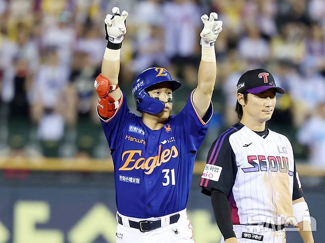 [서울=뉴시스] 이영환 기자 = 8일 오후 서울 송파구 잠실야구장에서 열린 2025 KBO 리그 한화 이글스와 LG 트윈스의 경기, 5회초 무사 2루에서 한화 손아섭이 1타점 안타를 날린 후 수비 혼란을 틈타 2루까지 진루한 후 기뻐하고 있다. 2025.08.08. 20hwan@newsis.com