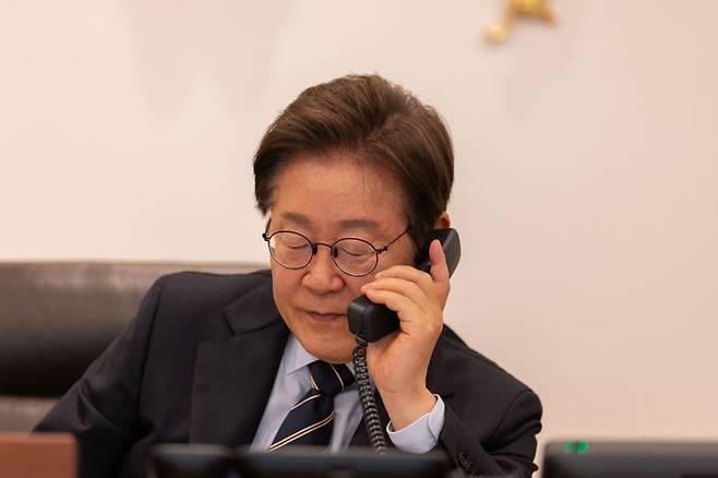 [서울=뉴시스] 이재명 대통령이 30일 서울 용산구 대통령실 청사 집무실에서 로렌스 웡 싱가포르 총리와 전화 통화를 하고 있다. (사진=대통령실 제공) 2025.06.30. photo@newsis.com *재판매 및 DB 금지