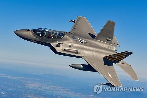 KF-21 시험비행 (서울=연합뉴스) 이영수 공군참모총장은 19일 사천기지에서 KF-21을 탑승해 첫 시험비행을 함께 했다. 사진은 KF-21이 시험비행하고 있는 모습. 2025.2.19 [공군 제공. 재판매 및 DB 금지] photo@yna.co.kr
