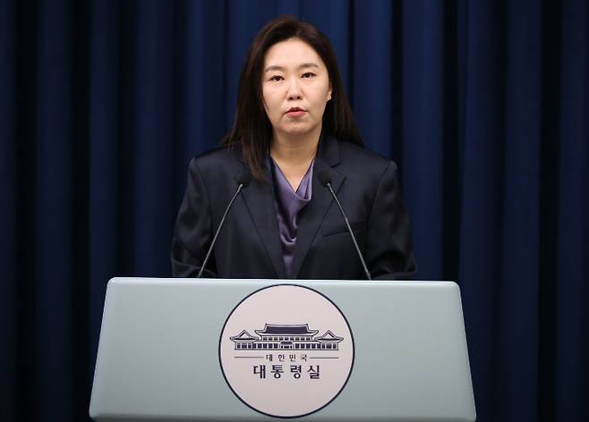 강유정 대변인이 7일 용산 대통령실 기자회견장에서 브리핑을 하고 있다. 연합뉴스