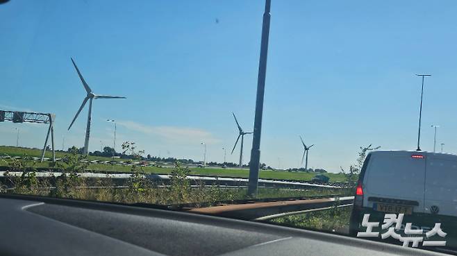 암스테르담 도시 외곽에서 포착된 풍력발전시설들. 최원철 기자