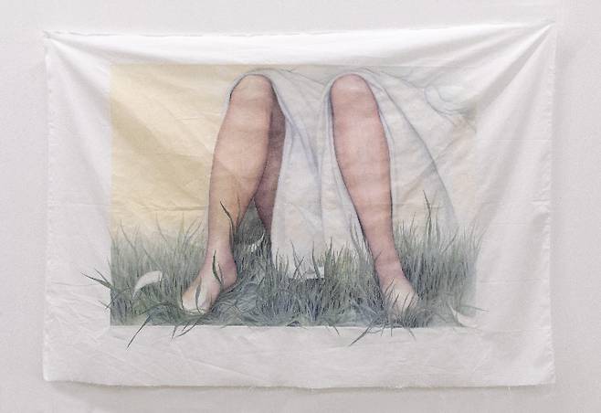 김영현, '낮잠(Sleep in the Light)', 광목에 채색, 호분, 90 x 125 cm(2024). 김리아갤러리 제공