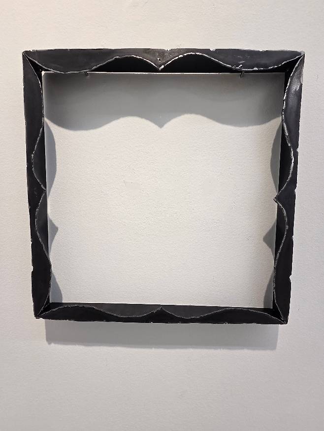 김영현, '} {', 용접된 강철, 34 x 34 x 3.2 cm(2025). 곽인숙 기자