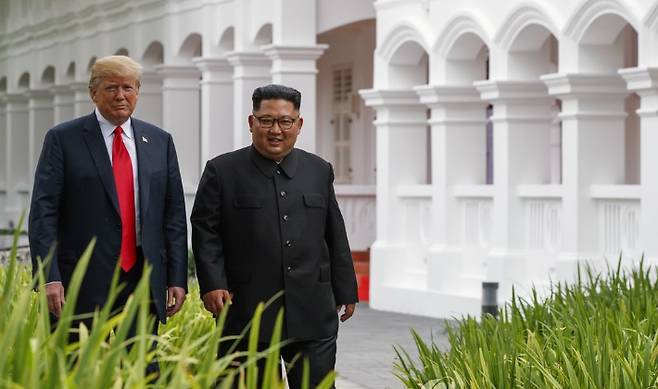 역사적 첫 북미정상회담이 열린 2018년 6월 12일 싱가포르 센토사 섬 카펠라 호텔에서 미국 도널드 트럼프 대통령과 북한 김정은 국무위원장이 업무오찬을 마친 뒤 산책하고 있다.