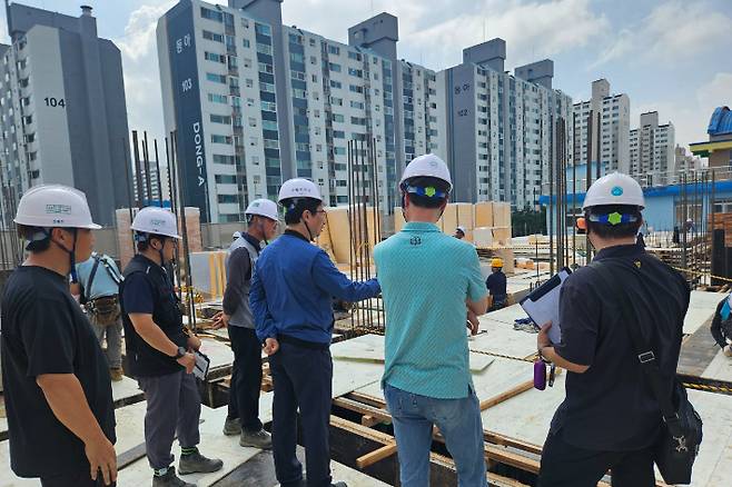 김상용 고용노동부 강원지청장은 8일 강원 춘천 소재 '춘천계성학교 증개축공사' 건설 현장을 불시 방문해 산업재해 예방을 위한 점검을 실시했다. 고용노동부 강원지청 제공