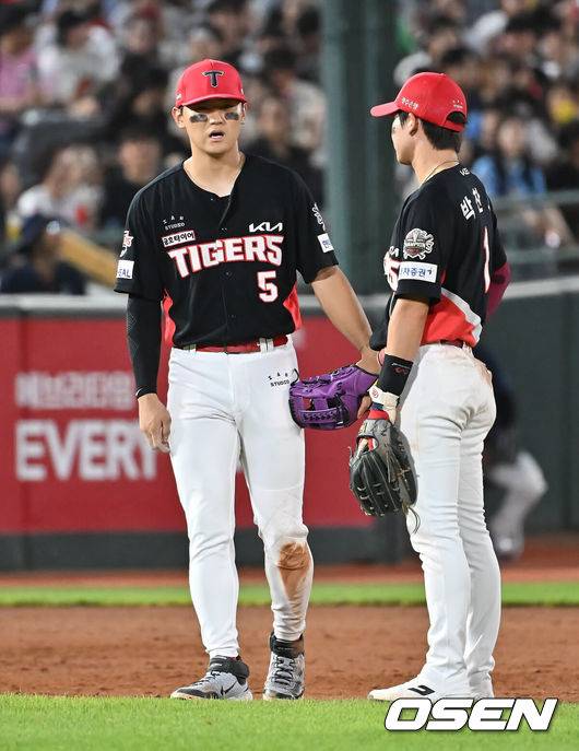 [OSEN=부산, 이석우 기자] 7일 부산 사직야구장에서 2025 신한 SOL 뱅크 KBO 리그 롯데 자이언츠와 KIA 타이거즈의 경기가 열렸다. 홈팀 롯데는 이민석이, 방문팀 KIA는 양현종이 선발 출전했다.KIA 타이거즈 김도영이 5회말 무사 1루 롯데 자이언츠 윤동희의 타구를 잡다 부상을 당한 후 박찬호와 얘기하고 있다. 2025.08.07 / foto0307@osen.co.kr
