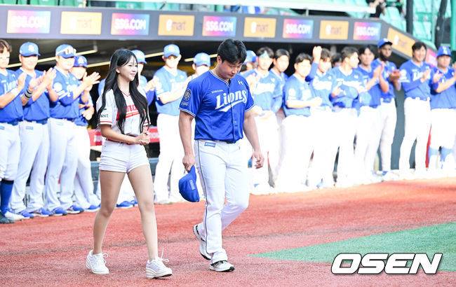 [OSEN=문학, 박준형 기자] 7일 오후 인천 문학 SSG랜더스필드에서 ‘2025 신한 SOL BANK KBO리그’ SSG 랜더스와 삼성 라이온즈의 경기가 진행됐다.이날 SSG은 김광현을, 삼성은 후라도를 선발투수로 내세웠다.경기 앞서 진행된 삼성 오승환 은퇴 기념행사에서 삼성 오승환이 그라운드로 나서고 있다.  2025.08.07 / soul1014@osen.co.kr