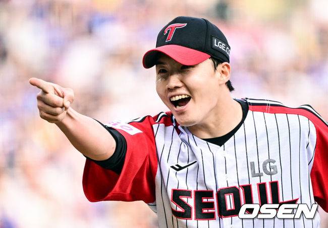 [OSEN=잠실, 조은정 기자]1일 오후 서울 잠실구장에서 ‘2025 신한 SOL Bank KBO리그’ LG 트윈스와 삼성 라이온즈의 경기가 열렸다.이날 LG는 임찬규, 삼성은 레예스를 선발투수로 내세웠다.5회초 1사 1루 LG 선발 임찬규가 삼성 강민호에게 병살타를 이끌어내며 이닝을 끝낸 뒤 기뻐하고 있다. 2025.06.01 /cej@osen.co.kr