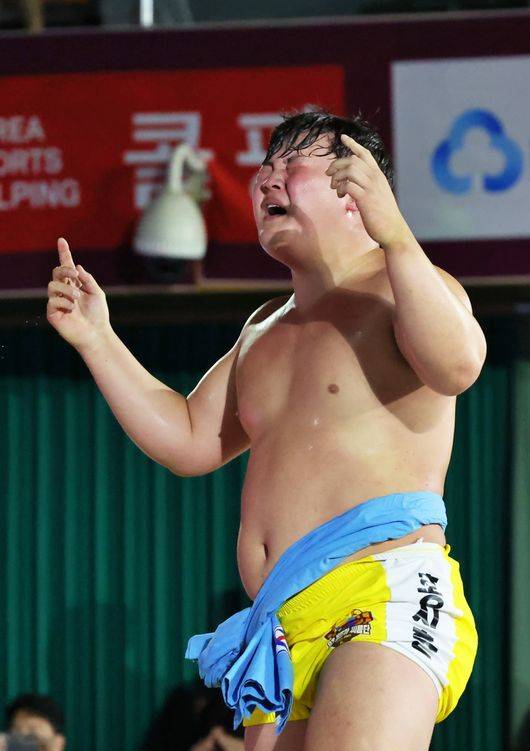 울주군청의 홍지흔이 ‘천하장사’를 꺾으면서 ‘신예의 반란’을 일으켰다. / 대한씨름협회