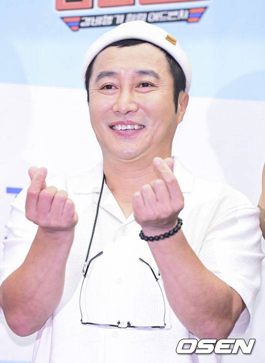 [OSEN=최규한 기자] 14일 오후 서울 상암동 스탠포드호텔에서 MBN 새 예능프로그램 ‘떴다! 캡틴 킴’ 제작발표회가 열렸다.예능 ‘떴다! 캡틴 킴’은 연예인 최초 사업용 비행기 조종사인 김병만이 크루들과 함께 경비행기를 타고 하늘에서 내려다보는 탁 트인 힐링 항공뷰를 시청자들에게 선사하는 프로그램이다.방송인 김병만이 제작발표회에 참석해 포토타임을 하고 있다. 2023.07.14 / dreamer@osen.co.kr