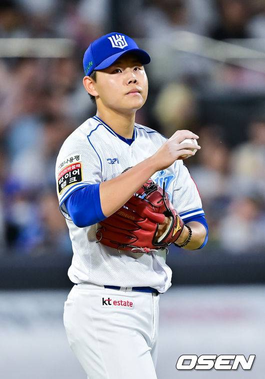 [OSEN=수원, 박준형 기자] 8일 오후 수원 KT위즈파크에서 ‘2025 신한 SOL BANK KBO리그’ KT 위즈와 삼성 라이온즈의 경기가 진행됐다.이날 KT는 소형준을, 삼성은 원태인을 선발투수로 내세웠다.4회초 4실점 허용한 KT 선발투수 소형준이 아쉬워하고 있다.  2025.08.08 / soul1014@osen.co.kr