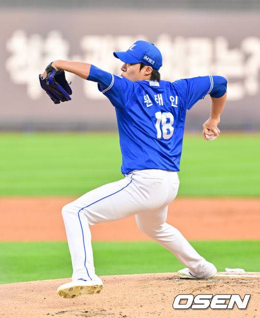 [OSEN=수원, 박준형 기자] 8일 오후 수원 KT위즈파크에서 ‘2025 신한 SOL BANK KBO리그’ KT 위즈와 삼성 라이온즈의 경기가 진행됐다.이날 KT는 소형준을, 삼성은 원태인을 선발투수로 내세웠다.1회말 삼성 선발투수 원태인이 역투하고 있다.   2025.08.08 / soul1014@osen.co.kr