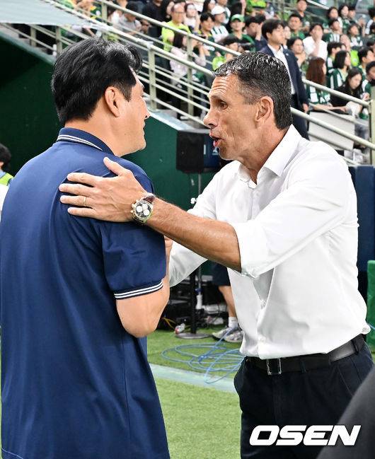 [OSEN=전북, 민경훈 기자] 8일 오후 전주월드컵경기장에서 하나은행 K리그1 2025 25라운드 전북현대와 FC안양의 경기가 열렸다.  전북은 이날 21경기 연속 무패에 도전한다.경기 전 전북 거스 포옛 감독과 안양 유병훈 감독이 악수를 나누고 있다. 2025.08.08 / rumi@osen.co.kr