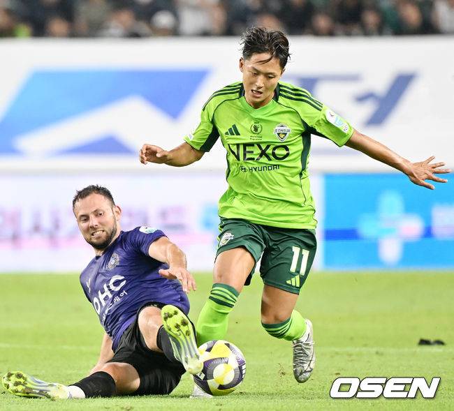 [OSEN=전북, 민경훈 기자] 8일 오후 전주월드컵경기장에서 하나은행 K리그1 2025 25라운드 전북현대와 FC안양의 경기가 열렸다.  전북은 이날 21경기 연속 무패에 도전한다.후반 전북 이승우가 돌파를 시도하고 있다. 2025.08.08 / rumi@osen.co.kr