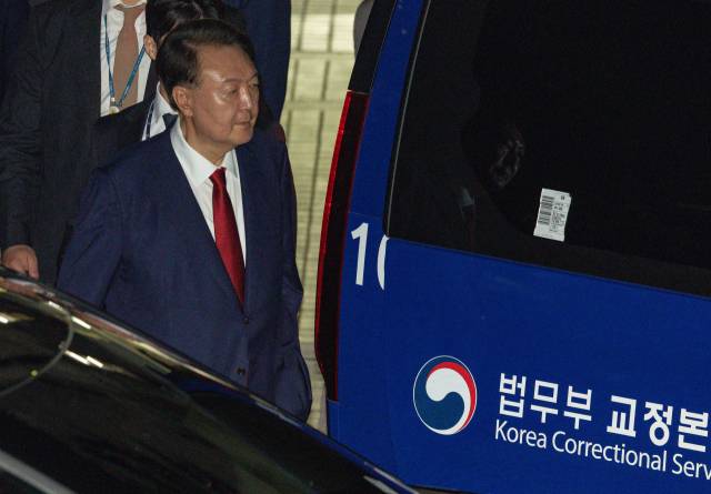 ▲12·3 비상계엄과 관련해 특검의 수사를 받는 윤석열 전 대통령이 9일 서울 서초구 서울중앙지법에서 열린 구속 전 피의자 심문(영장실질심사)이 끝난 뒤 법원을 떠나고 있다. ⓒ연합뉴스