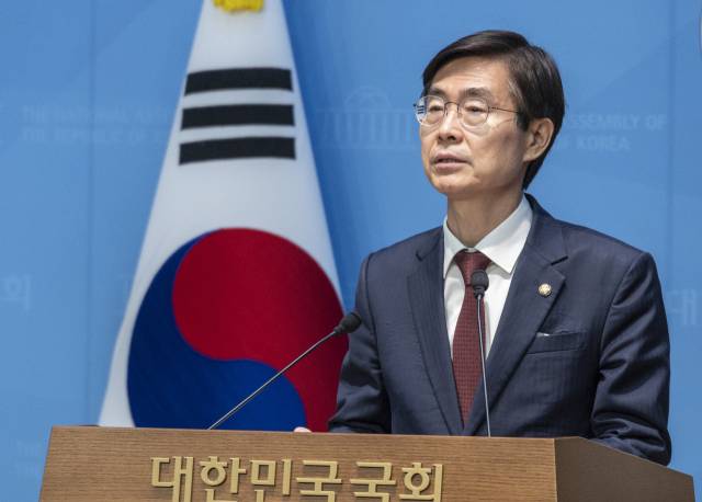 ▲국민의힘 당 대표 선거에 출마한 조경태 의원이 8일 국회에서 긴급 기자회견을 하고 있다. 조 의원은 국민의힘 당 대표 선거에 경쟁하고 있는 김문수 후보가 전날 발언한 '계엄 발언'과 '윤석열 전 대통령 복당' 관련 발언에 대해 규탄하고 '정계 은퇴'를 요청했다. ⓒ연합뉴스