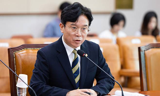 김영훈 고용노동부 장관이 지난 1일 서울 여의도 국회에서 열린 제427회 국회(임시회) 법제사법위원회 제5차 전체회의에 출석해 의원 질의에 답하고 있다. 뉴스1