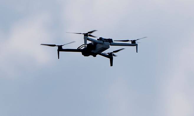 민수용 촬영 드론이 상공을 비행하고 있다. AP통신