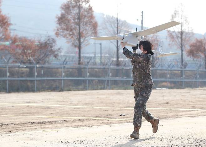 육군 장병들이 대대급 정찰드론을 띄우고 있다. 세계일보 자료사진