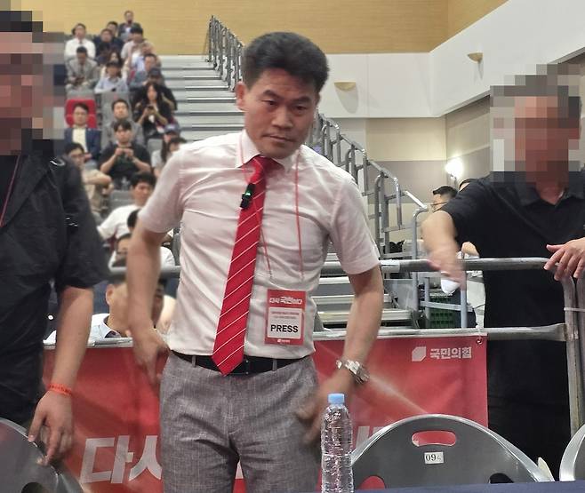 취재진용 비표를 목에 매고 기자석에 들어서는 유튜버 전한길씨. 이지안 기자