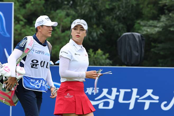 지난 7일 제주 서귀포시 표선면 사이프러스 골프&리조트에서 열린 KLPA 한국여자프로골프(KLPGA) 투어 제주 삼다수 마스터스(총상금 10억원) 1라운드 경기. 디펜딩 챔피언 윤이나가 1번홀 티샷을 한 뒤 이동하고 있다. 연합뉴스