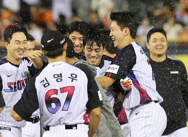 8일 서울 잠실야구장에서 열린 프로야구 한화 이글스와 LG 트윈스의 경기. 10회말 1사 만루 LG 천성호가 끝내기 안타를 친 뒤 동료들과 기쁨을 나누고 있다. 이날 경기는 LG가 2-1로 승리하며 1위 자리를 지켰다.&nbsp; &nbsp; 연합뉴스