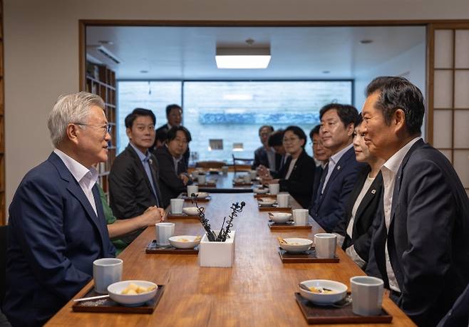 정청래, 文 전 대통령 예방 - 더불어민주당 정청래(오른쪽) 대표를 비롯한 당 지도부가 7일 경남 양산시 평산마을을 찾아 문재인(왼쪽) 전 대통령을 예방하고 있다. 정 대표는 문 전 대통령과 내년 지방선거 등을 주제로 한 시간가량 환담했다. 더불어민주당 제공