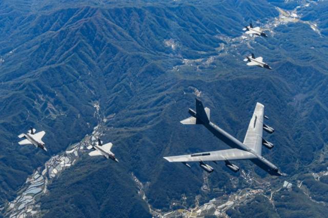 핵무장이 가능한 미국 공군 전략폭격기 B-52가 한반도 상공에서 대한민국 공군 F-35A 전투기의 호위를 받으며 한미 연합공중훈련을 하고 있다. 사진 제공=공군