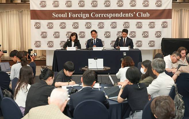 김민석 국무총리(가운데)는 후보자 신분이던 6월17일 외신기자 간담회에서 차별금지법 제정에 대해 “보다 많은 사회적 합의가 필요하다”라고 말했다. ⓒ공동취재