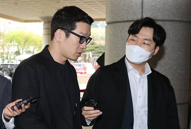 2023년 불법 촬영 및 유포 혐의로 기소된 래퍼 뱃사공(김진우·왼쪽)이 재판에 출석하고 있다. ⓒ연합뉴스