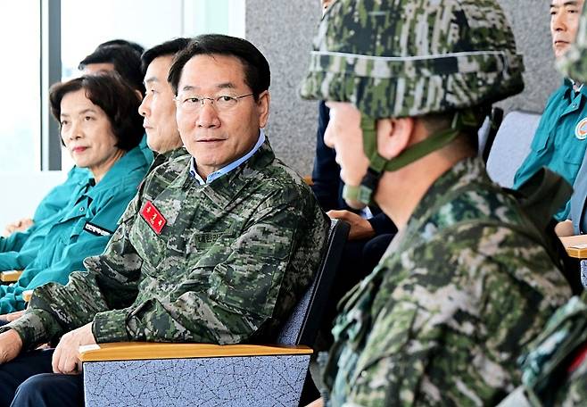유정복 시장이 8일 섬의날을 기념해 연평도에 방문해 해병대 연평부대 전방 OP에서 안보상황을 듣고 있다. Ⓒ인천시 제공