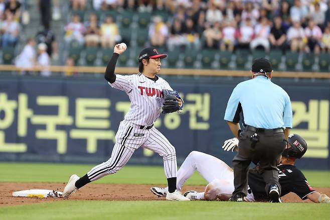 LG는 리그 최고의 수비력을 앞세워 선두 경쟁의 발판을 만들었다. 호수비는 여러모로 팀에 긍정적인 영향을 미친다. 사진제공｜LG 트윈스