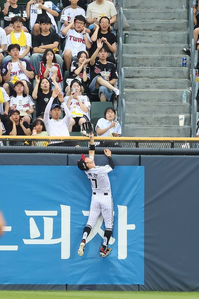 LG는 리그 최고의 수비력을 앞세워 선두 경쟁의 발판을 만들었다. 호수비는 여러모로 팀에 긍정적인 영향을 미친다. 사진제공｜LG 트윈스