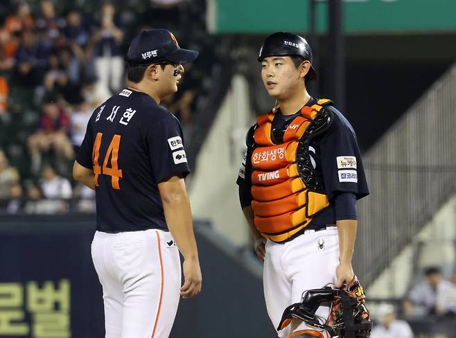한화 김서현(왼쪽)은 후반기 6경기에서 1패를 포함 ERA 9.53으로 성장통을 겪고 있다. 사진제공｜한화 이글스