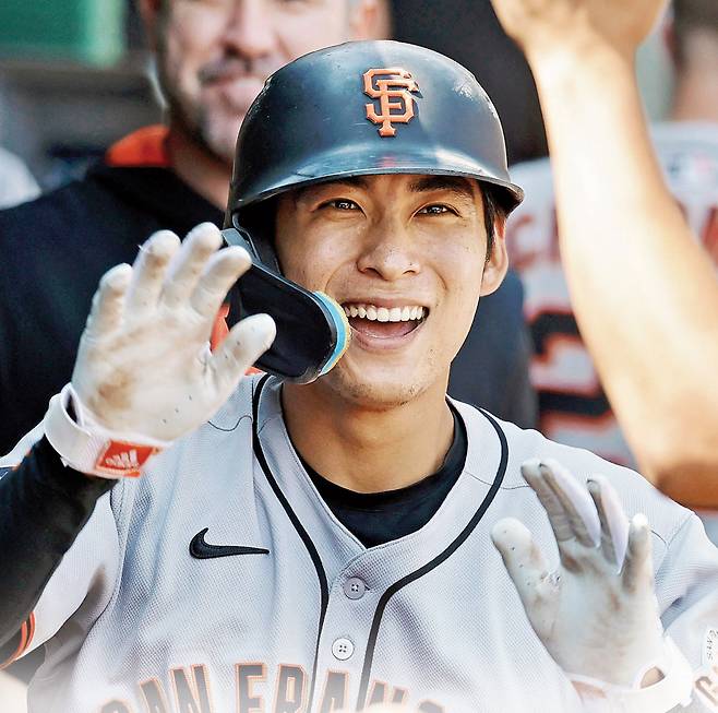 샌프란시스코 이정후가 7일 피츠버그 원정경기 9회초 2루타를 친 후 결승 득점까지 올리고 더그아웃에서 동료들과 하이파이브 하고 있다. AFP연합뉴스