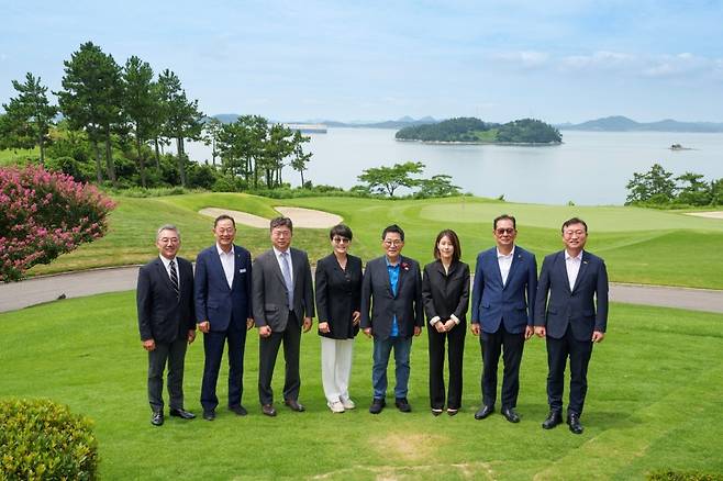 BMW 레이디스 챔피언십 6번째 개최지 확정 (왼쪽부터)파인비치 허명호 대표, 해남군 명현관 군수, BMW 코리아 고흥범 본부장, BMW 코리아 주양예 본부장, 더불어민주당 박지원 국회의원, LPGA 아시아 서윤정 이사, 보성그룹 고형권 부회장, 전라남도 명창환 행정부지사