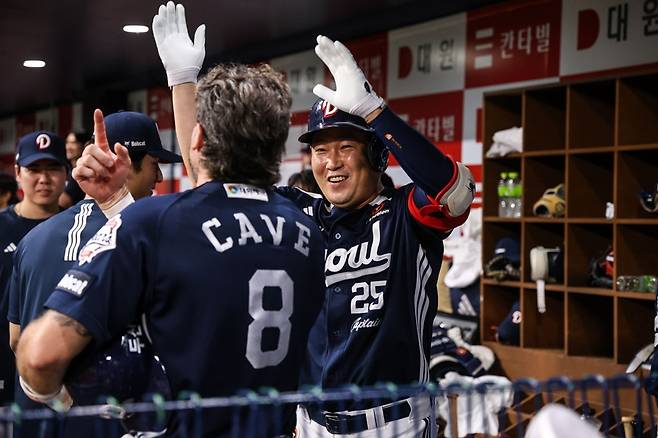 ▲ 양의지가 더그아웃에서 기뻐하고 있다 ⓒ 두산 베어스