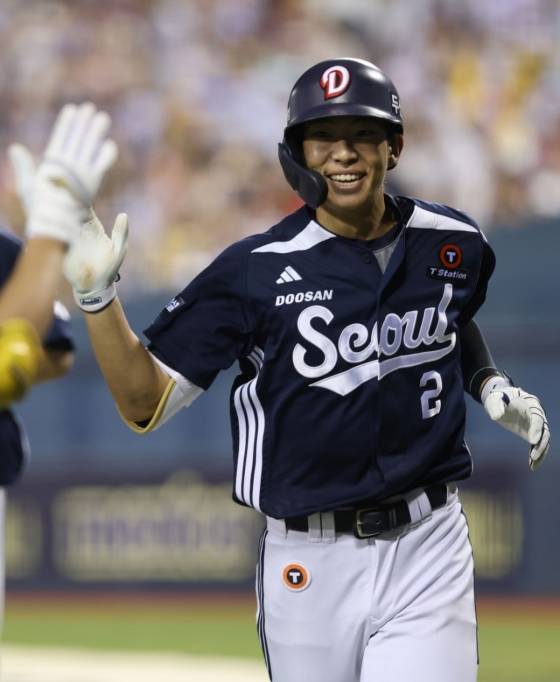 두산 베어스 김민석이 6일 잠실 LG전에서 8회 투런포를 친 뒤 기뻐하고 있다. /사진=두산 베어스 제공