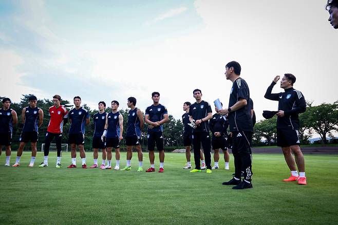 Ulsan HD Squadron, which was first trained as a manager of Shin Tae -yong (second right) manager on the 5th. /Photo = Provided by Ulsan HD