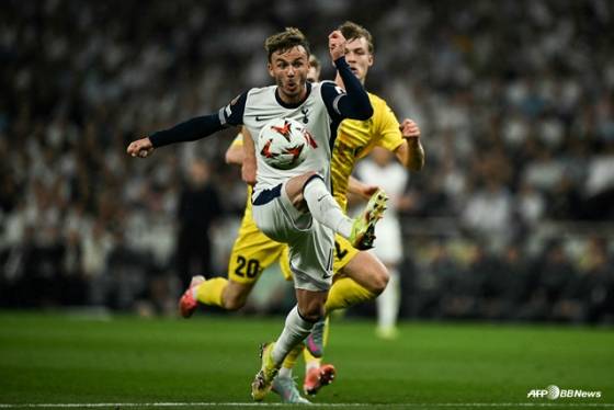 볼 컨트롤하는 제임스 매디슨. /AFPBBNews=뉴스1