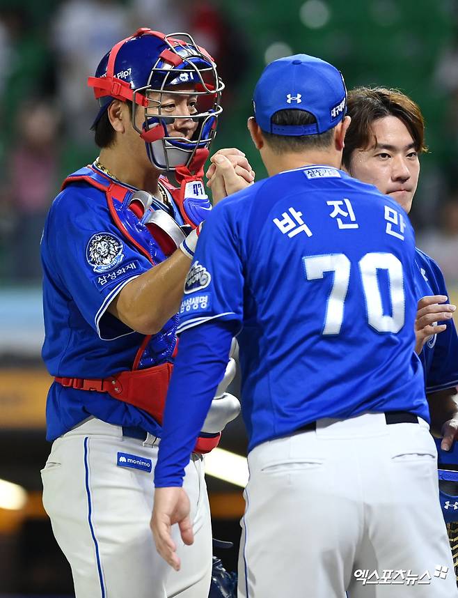 7일 오후 인천SSG랜더스필드에서 열린 '2025 신한 SOL Bank KBO리그' 삼성 라이온즈와 SSG 랜더스의 경기, 삼성이 선발 후라도의 호투에 힘입어 SSG를 상대로 6:1 승리를 거뒀다. 이날 승리로 삼성은 주중 3연전 2승1패 위닝시리즈로 마무리했다.  이날 경기를 승리로 마친 삼성 강민호, 박진만 감독이 기뻐하고 있다. 인천, 고아라 기자